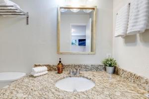 Bilik mandi di - Pool - Cozy Lux 3bd apt - Austin +13 gambar