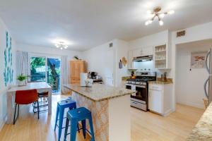Dapur atau dapur kecil di - Pool - Cozy Lux 3bd apt - Austin