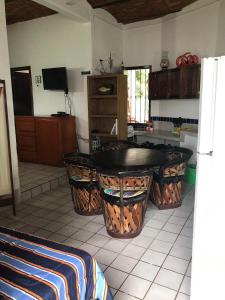 eine Küche mit einem Tisch in der Mitte eines Zimmers in der Unterkunft Los Chitos in Los Ayala