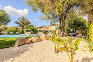 Vonkajšia záhrada v ubytovaní Stazzo San Teodoro L'Olivastro Piscina Condivisa