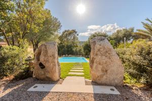Bazén v ubytovaní Stazzo San Teodoro L'Olivastro Piscina Condivisa alebo v jeho blízkosti