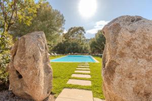 Bazén v ubytovaní Stazzo San Teodoro L'Olivastro Piscina Condivisa alebo v jeho blízkosti