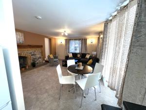 Gallery image of Ground Floor 2 Bedroom Apt, Onsite Parking, Edge of Glastonbury and Street in Street