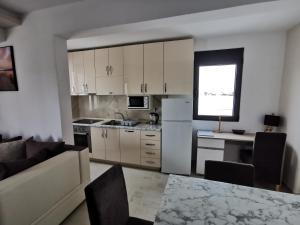 Dapur atau dapur kecil di Ulcinj Vibes & Waves Apartment