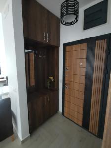 una stanza con due armadi in legno e una porta di Ulcinj Vibes & Waves Apartment a Ulcinj Altre 20 foto