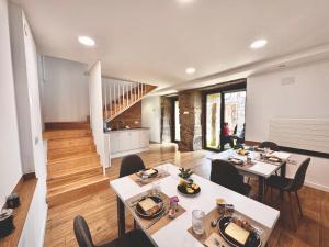 Santa MaríaAlbergue Turistico En Armenteira A Fragua do Ferreiro的一间带桌椅的用餐室和楼梯 更多37张照片