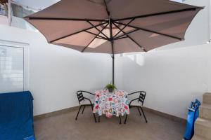 Un patio o zona al aire libre en ENEXO BEACH HOUSE