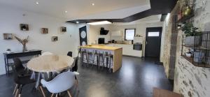 Una cocina y un comedor con mesa y sillas. en Gite le Parveau, 3 étoiles meublé de tourisme, en La Guiltière