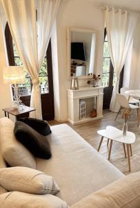 a living room with a couch and a table at Contessa Reina in Como