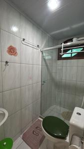 a bathroom with a green toilet and a shower at Wonders of Arraial Loft 2 in Arraial do Cabo