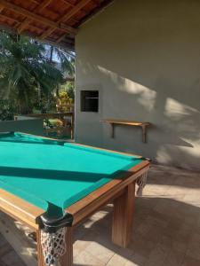 a pool table in a room with a pool at Cantinho da nona Nova Trento SC in Nova Trento