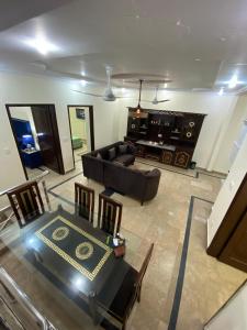 una sala de estar con un sofá y una mesa en Evergreen Escape, en Lahore