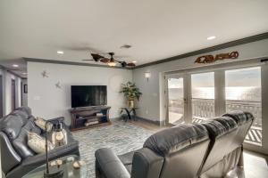 长滩Front Row Beachfront Long Beach Getaway的带沙发和电视的客厅以及阳台。