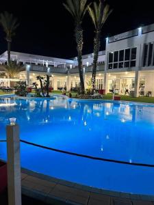 Torre InserraglioにあるVilla Diamanteの建物の前に青い照明が付く大型スイミングプール