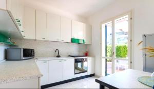 Torre InserraglioにあるVilla Diamanteの白いキャビネットとコンロ付きオーブンを備えたキッチン