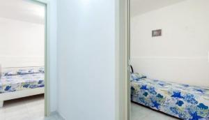 Torre InserraglioにあるVilla Diamanteのベッドと鏡のある寝室