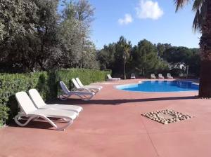 Kolam renang di atau dekat dengan Chalet vue dégagée sur mer au loin