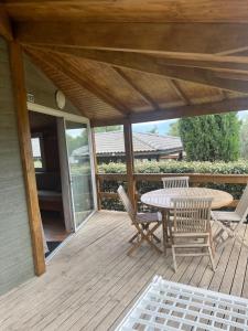 Balkoni atau teres di Chalet vue dégagée sur mer au loin