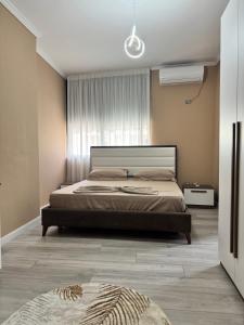 ゴーレムにあるNoAr Luxury Apartamentの部屋の中に大きなベッドがある寝室