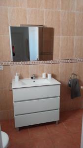 Ένα μπάνιο στο Apartamento dúplex en NaturaWorld +7 φωτογραφίες