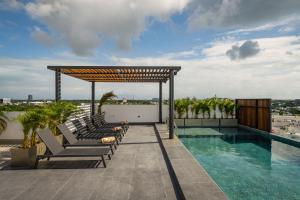 Cumbres Garden luxury apartments في كانكون: مسبح على سطح مبنى