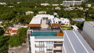 Cumbres Garden luxury apartments في كانكون: منظر جوي لمبنى به حوض سباحة