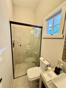 un bagno con doccia, WC e lavandino di Casas Petite Province Tiradentes refúgio ao pé da Serra a Tiradentes