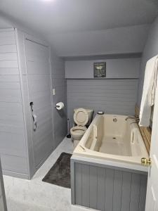 ein Badezimmer mit Badewanne und Toilette in der Unterkunft Lovely one bed accommodation in a quiet environment in Sudbury