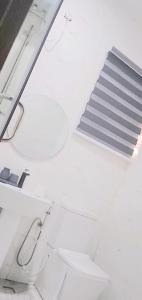 Ένα μπάνιο στο Raruis Home in LBS Lekki