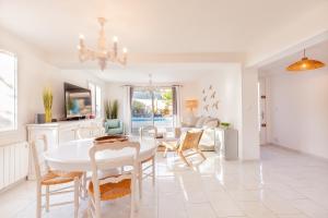 Χώρος καθιστικού στο Maison en Provence-Entièrement Climatisée-Piscine Privée-Cuisine Extérieure-Pétanque-15 Minutes de la Plage