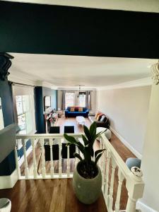 リッチモンド・アポン・テムズにあるRichmond charm cozy apartmentの鉢植えのリビングルーム +23枚の写真