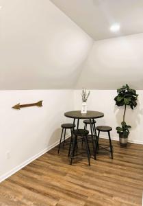 ピッツバーグにあるCozy 1BR Retreat - Private - Near Cityのダイニングルーム(テーブル、スツール4脚付)