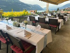 a row of tables and chairs at a restaurant at Bellevue-Bären in Krattigen