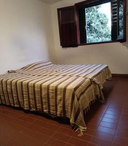 ein Bett in einem Zimmer mit Fenster in der Unterkunft Departamento en planta alta in Salta