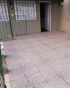 ein Raum mit Fliesenboden und einem Tor in der Unterkunft Departamento en planta alta in Salta + 1 Foto