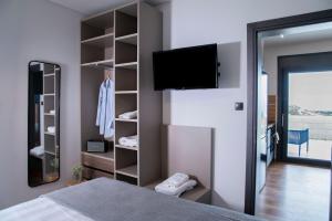 アギア・パラスカヴィにあるThe Mood Residenceのベッドルーム1室(壁に薄型テレビ付) +46枚の写真