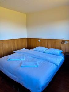 Una cama o camas en una habitación de Brú Country Estate
