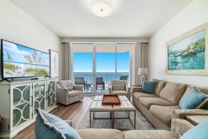 Posezení v ubytování Beach Club B-704-NEW-Beachfront-Luxury-Updated