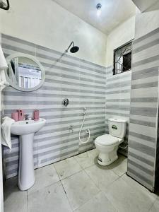 モンバサにあるPhoenix Studio Staysの洗面台とトイレ付きのバスルーム