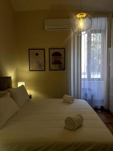 um quarto com uma grande cama branca e uma janela em The Apartment 56 em Roma