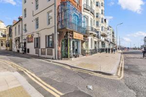 an empty city street with buildings and people walking down the street at Slice of Brighton With Seaviews By My Getaways in Brighton & Hove