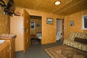 un soggiorno con un divano e una camera da letto di Eurostruś - zoo, domki a Borzychy