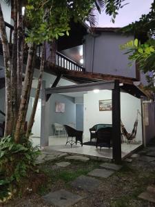 a house with a table and chairs in a yard at Pousada Recanto da Luísa in Paraty