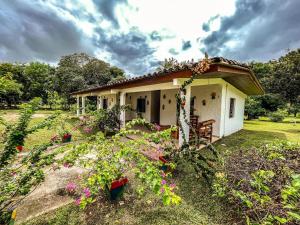 a small house with flowers in front of it at Alas pintadas in La Pintada