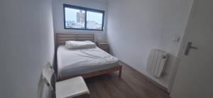 Postel nebo postele na pokoji v ubytování Chambre centre Porto