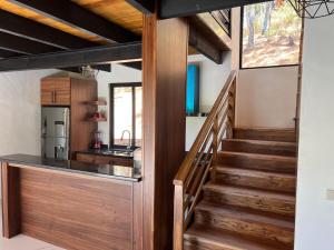 a staircase leading to the kitchen and living room of a house at Hermosa cabaña en el bosque in Mazamitla