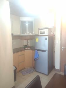 Una pequeña cocina con nevera y microondas. en Affordable Hotels Condotel Here Naia 1 ,2,3 And 4, en Manila