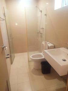 Un baño con ducha, inodoro y lavabo. en Affordable Hotels Condotel Here Naia 1 ,2,3 And 4, en Manila