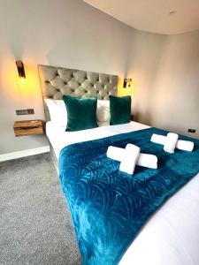 鲍内斯温德米尔1 West End Boutique Apartment的卧室里有一张大床，上面铺着蓝色毯子