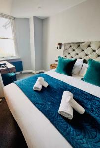 鲍内斯温德米尔1 West End Boutique Apartment的一间卧室，有一张大床，床上有毛巾